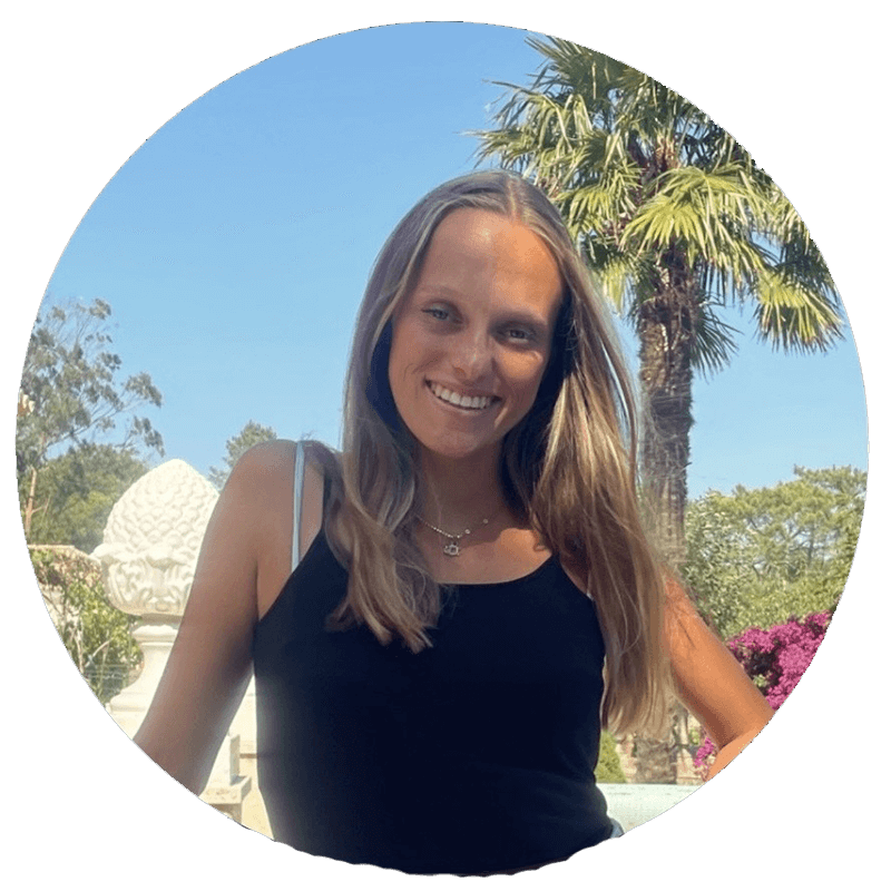 Foto de meio corpo Debora Madile, fundadora da A Arquiteta da tua Marca e especialista em branding e marketing para arquitetos e ateliers.