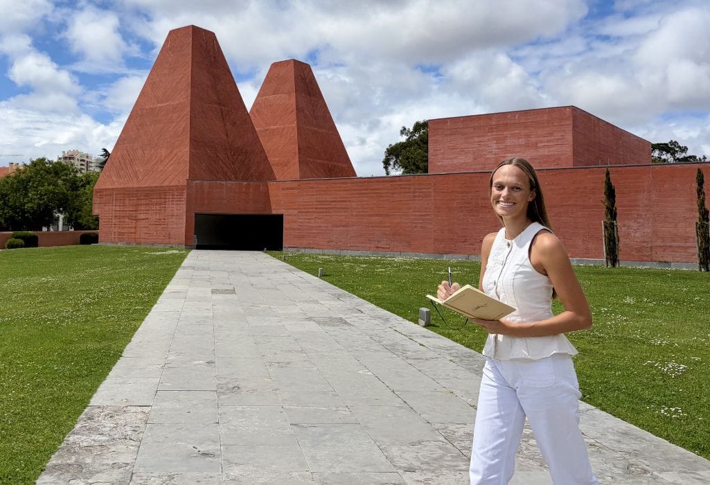 Debora Madile, arquiteta e especialista em marketing digital aplicado à arquitetura, a desenhar em frente à Casa das Histórias Paula Rego em Cascais.